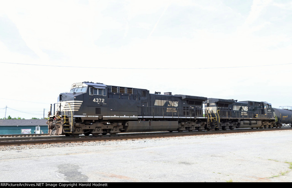 NS 4372 & 4491 lead train P80 past the tower